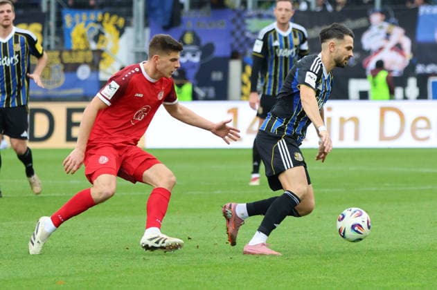 29 11 2025, Football, Men, 3 League, Season 2025 2026, 1 FC Saarbrücken Rot Weiss Essen, Kasim Rabihic 1 FC Saarbruecken , Michael Kostka Rot Weiss Essen Saarbrücken Ludwigsparkstadion Saarland Germany DEU Copyright: xSebastianxBachx