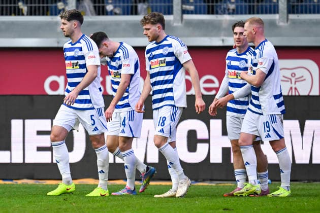 Steffen Meuer Duisburg 18 cheers with the team after scoring the 2-0 goal 29 11 2025 Soccer MSV Duisburg vs SV Alemannia Aachen, Schauinsland Reisen Arena, Duisburg, DFB DFL REGULATIONS PROHIBIT ANY USE OF PHOTOGRAPHS AS IMAGE SEQUENCES AND OR QUASI VIDEO Copyright: xpepphotox xPeterxEppingerx pep00321, pep_20251129_hm_216386