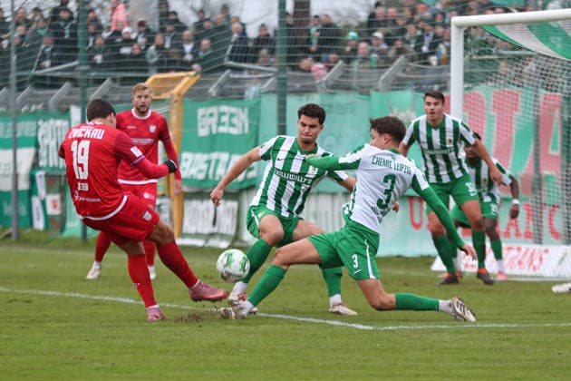 Soccer Regionalliga Nordost BSG Chemie Leipzig FSV Zwickau 29 11 2025 Shot chance in the penalty area for Cemal Sezer 19, FSV Zwickau Marc Enke 5, Chemie Leipzig and Lorenz Hollenbach 3, Chemie Leipzig throw themselves in between Soccer, Regionalliga Nordost, Season 2025 2026, 17 Matchday BSG Chemie Leipzig vs FSV Zwickau on 29 11 2025 at Alfred Kunze Sportpark, Leipzig Leutzsch Copyright: xBEAUTIFULxSPORTS JanxKaeferx