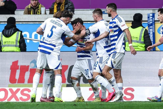 Sport, Football, 3 Liga Season 2025 2026 16 Matchday MSV Duisburg Alemannia Aachen 29 11 2025, schauinsland reisen arena Goal celebration MSV Duisburg after the goal to 3 0 by Can Coskun MSV Duisburg, 27 the players are happy Duisburg schauinsland reisen arena North Rhine-Westphalia Germany