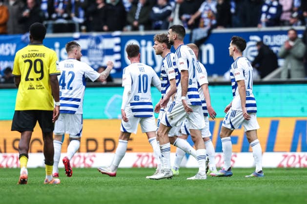 Sport, Football, 3 Liga Season 2025 2026 16 Matchday MSV Duisburg Alemannia Aachen 29 11 2025, schauinsland reisen arena Goal celebration MSV Duisburg after the goal to 3 0 by Can Coskun MSV Duisburg, 27 the players are happy Duisburg schauinsland reisen arena North Rhine-Westphalia Germany