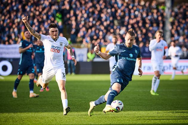Sigurd Haugen TSV 1860 Muenchen, 22 offside, Niklas Koelle SSV Ulm 1846, 32 claims GER, SSV Ulm 1846 vs TSV 1860 Muenchen, Football, Men, 3 Liga, Matchday 16, Season 2025 2026, 29 11 2025 DFL, DFB regulations prohibit any use of photographs as image sequences and or quasi video GER, SSV Ulm 1846 vs TSV 1860 Muenchen, Fußball, Herren, 3 Liga, 16 Spieltag, Spielzeit 2025 2026, 29 11 2025 Ulm Copyright: xEibner-Pressefoto GeraldxOelze-dexStoppanyx EP_ODS