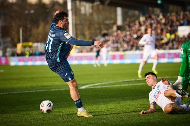Niklas Koelle SSV Ulm 1846, 32 blocks the shot of Kevin Volland TSV 1860 Muenchen, 31 , prevents a goal GER, SSV Ulm 1846 vs TSV 1860 Muenchen, Football, Men, 3 Liga, Matchday 16, Season 2025 2026, 29 11 2025 DFL, DFB regulations prohibit any use of photographs as image sequences and or quasi video GER, SSV Ulm 1846 vs TSV 1860 Muenchen, Fußball, Herren, 3 Liga, 16 Spieltag, Spielzeit 2025 2026, 29 11 2025 Ulm Copyright: xEibner-Pressefoto GeraldxOelze-dexStoppanyx EP_ODS