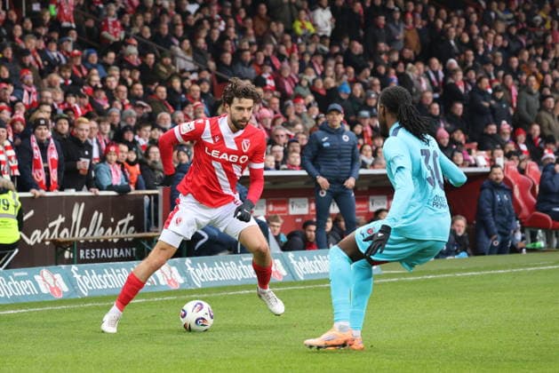 5 Dominik Pelivan Energie Cottbus, l , 30 Yannick Tonye Köln Fussball 3 Liga 2025 2026 FC Energie Cottbus FC Viktoria Köln