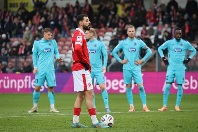 10 Tolcay Cigerci Energie Cottbus prepare for a penalty kick Football 3 Liga 2025 2026 FC Energie Cottbus FC Viktoria Köln