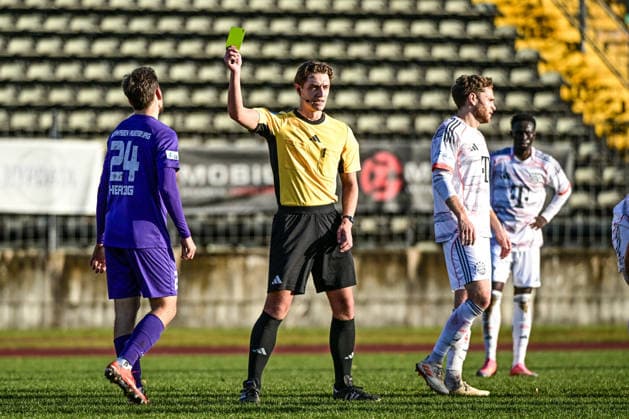 Regionalliga Bayern Schwaben Augsburg vs FC Bayern München II, 28 11 2025 Referee Julian Perl gives yellow against Elias Herzig TSV Schwaben Augsburg, 24 , Augsburg, 28 11 2025 20 Matchday of Regionalliga Bayern, Schwaben Augsburg vs FC Bayern München II, Augsburg Rosenaustadion Copyright: xBEAUTIFULxSPORTS Märklx