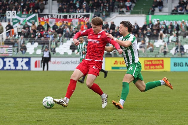 Soccer Regionalliga Nordost BSG Chemie Leipzig FSV Zwickau 29 11 2025 Kilian Senkbeil 4, FSV Zwickau in front of Valon Aliji 14, Chemie Leipzig on the ball Football, Regionalliga Nordost, Season 2025 2026, Matchday 17 BSG Chemie Leipzig vs FSV Zwickau on 29 11 2025 at Alfred Kunze Sportpark, Leipzig Leutzsch Copyright: xBEAUTIFULxSPORTS JanxKaeferx