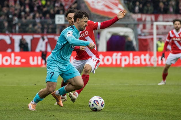 Cottbus, Germany 29 November 2025 3 Liga 2025 2026 FC Energie Cottbus vs Viktoria Köln Pictured from left in duel Simon Handle Viktoria Köln and Simon Straudi Energie Cottbus DFB regulations prohibit any use of photographs as image sequences and or quasi video LEAG Energie Stadion Brandenburg Copyright: xFotostandx xWeilandx