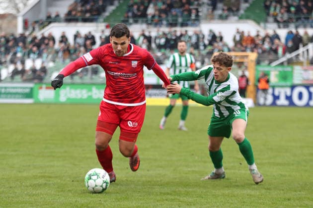 Soccer Regionalliga Nordost BSG Chemie Leipzig FSV Zwickau 29 11 2025 Cemal Sezer 19, FSV Zwickau on the ball against Fynn Seidel 10, Chemie Leipzig Soccer, Regionalliga Nordost, Season 2025 2026, Matchday 17 BSG Chemie Leipzig vs FSV Zwickau on 29 11 2025 at Alfred Kunze Sportpark, Leipzig Leutzsch Copyright: xBEAUTIFULxSPORTS JanxKaeferx