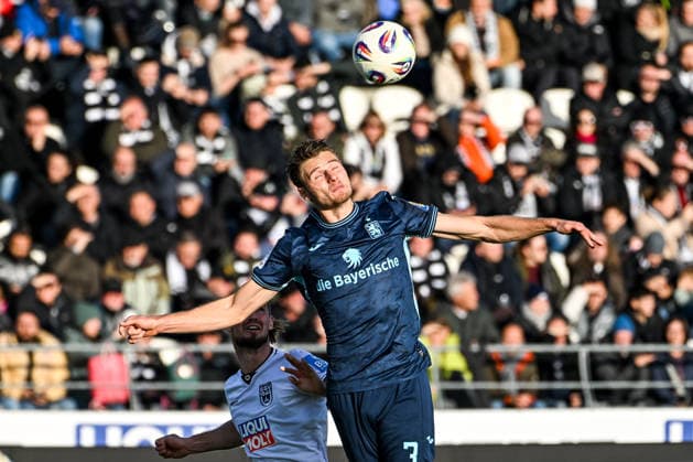 GER, 3 Liga, SSV Ulm 1846 vs TSV 1860 Munich 29 11 2025, Donaustadion, Ulm, GER, 3 Liga, SSV Ulm 1846 vs TSV 1860 Munich, in the picture Dennis Chessa SSV Ulm, 11 in the shadow of Siemen Voet Muenchen, 3 nordphotoxGmbHx xHafner nph00200