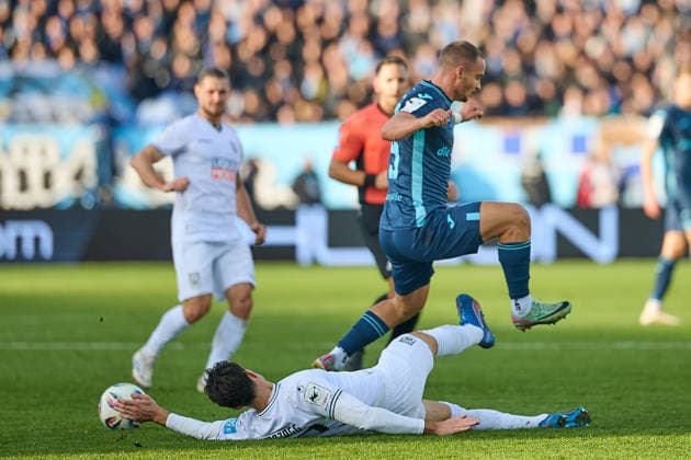 Lukas Mazagg SSV Ulm 1846, 27 stops Marvin Rittmueller TSV 1860 Muenchen, 29 GER, SSV Ulm 1846 vs TSV 1860 Muenchen, Football, Men, 3 Liga, Matchday 16, Season 2025 2026, 29 11 2025 DFL, DFB regulations prohibit any use of photographs as image sequences and or quasi video GER, SSV Ulm 1846 vs TSV 1860 Muenchen, Fußball, Herren, 3 Liga, 16 Spieltag, Spielzeit 2025 2026, 29 11 2025 Ulm Copyright: xEibner-Pressefoto GeraldxOelze-dexStoppanyx EP_ODS