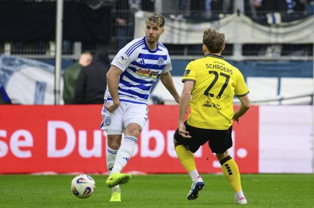 3 Liga MSV Duisburg Alemannia Aachen FOR EDITORIAL PURPOSES ONLY p Soccer 3 Liga MSV Duisburg Alemannia Aachen on 29 11 25 at the Schauinsland Reisen Arena in Duisburg Tobias Fleckstein Duisburg ,left Mika Schroers Aachen right Duisburg Copyright JakobxKlos Copyright: JakobxKlos doc83h2g6w8w9kn5upqh4s ,EDITORIAL USE ONLY Copyright: JakobxKlos