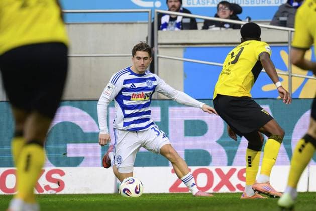 3 Liga MSV Duisburg Alemannia Aachen FOR EDITORIAL PURPOSES ONLY p Soccer 3 Liga MSV Duisburg Alemannia Aachen on 29 11 25 at the Schauinsland Reisen Arena in Duisburg Patrick Sussek Duisburg Duisburg Duisburg Copyright JakobxKlos Copyright: JakobxKlos doc83h2g73taop1l7my5906 ,EDITORIAL USE ONLY Copyright: JakobxKlos