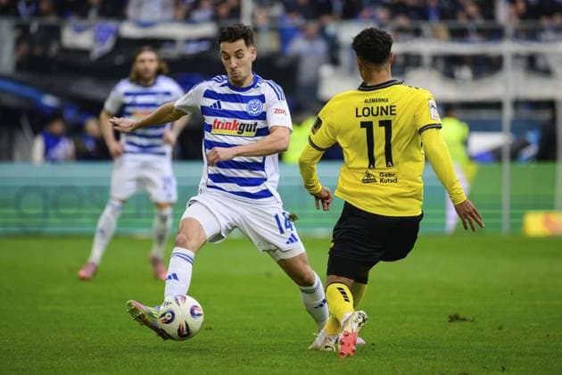 3 Liga MSV Duisburg Alemannia Aachen FOR EDITORIAL PURPOSES ONLY p Soccer 3 Liga MSV Duisburg Alemannia Aachen on 29 11 25 at Schauinsland Reisen Arena in Duisburg Conor Noß Duisburg ,left Mehdi Loune Aachen ,right Duisburg Copyright JakobxKlos Copyright: JakobxKlos doc83h2g7gu4s6xpm3fj83 ,EDITORIAL USE ONLY Copyright: JakobxKlos