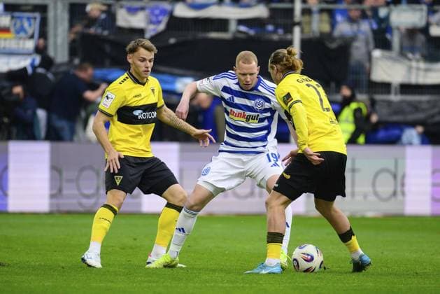 3 Liga MSV Duisburg Alemannia Aachen FOR EDITORIAL PURPOSES ONLY p Soccer 3 Liga MSV Duisburg Alemannia Aachen on 29 11 25 at the Schauinsland Reisen Arena in Duisburg Leon Müller Duisburg Duisburg Copyright JakobxKlos Copyright: JakobxKlos doc83h2g7oflg61jksvn8f0 ,EDITORIAL USE ONLY Copyright: JakobxKlos