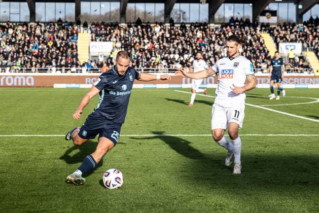 Football, Season 2025 2026, 3 Liga, Donaustadion Ulm, Matchday 16, SSV Ulm 1846 Soccer TSV 1860 Munich, 29 11 2025 29 11 2025, Football, Season 2025 2026, 3 Liga, Donaustadion Ulm, Matchday 16, SSV Ulm 1846 Soccer TSV 1860 Munich, v l 29 Marvin Rittmüller TSV 1860 Munich , 11 Dennis Chessa SSV Ulm 1846 Soccer Photo Lucca Fundel Ulm Donaustadion Baden Württemberg Germany