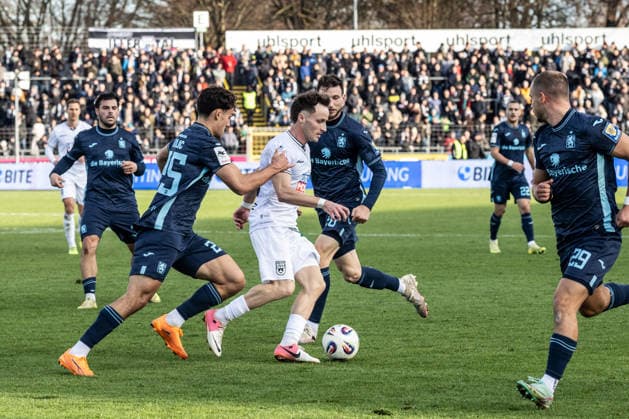 Football, Season 2025 2026, 3 Liga, Donaustadion Ulm, Matchday 16, SSV Ulm 1846 Football TSV 1860 Munich, 29 11 2025 29 11 2025, Football, Season 2025 2026, 3 Liga, Donaustadion Ulm, Matchday 16, SSV Ulm 1846 Football TSV 1860 Munich, v l 25 Sean Dulic TSV 1860 Munich , 20 Mirnes Pepić SSV Ulm 1846 Football Photo Lucca Fundel Ulm Donaustadion Baden Württemberg Germany