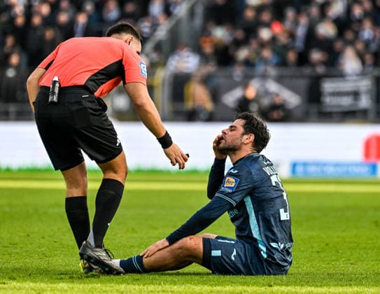 GER, 3 Liga, SSV Ulm 1846 vs TSV 1860 Munich 29 11 2025, Donaustadion, Ulm, GER, 3 Liga, SSV Ulm 1846 vs TSV 1860 Munich, in picture referee Leonidas Exuzidis, Kevin Volland Muenchen, 31 after hit in the face nordphotoxGmbHx xHafner nph00200