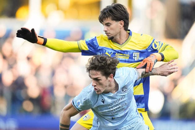Udinese s Nicolo Zaniolo fights for the ball with ParmaÕs goalkeeper Edoardo Corvi during the Serie A soccer match between Parma and Udinese at Ennio Tardini Stadium in Parma, North Italy, Saturday, November 29, 2025. Soccer  Copyright: xMassimoxPaolone LaPressex