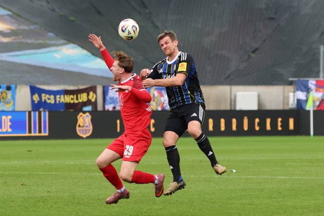 29 11 2025, Football, Men, 3 League, Season 2025 2026, 1 FC Saarbrücken Rot Weiss Essen, Manuel Zeitz 1 FC Saarbruecken , Jannik Mause Rot Weiss Essen Saarbrücken Ludwigsparkstadion Saarland Germany DEU Copyright: xSebastianxBachx