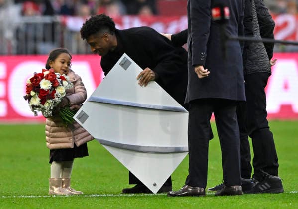 before the start of the match tribute to Kingsley Coman with daughter FC Bayern Muenchen FC St Pauli 29 11 2025 DFL REGULATIONS PROHIBIT ANY USE OF PHOTOGRAPHS AS IMAGE SEQUENCES AND OR QUASI VIDEO FC Bayern Muenchen FC St Pauli