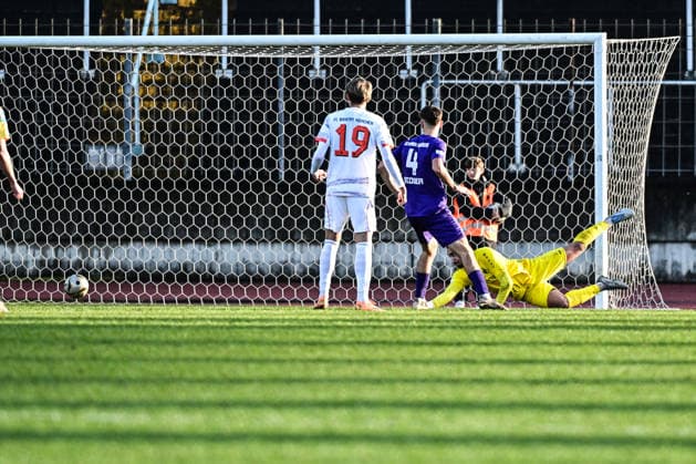 Regionalliga Bayern Schwaben Augsburg vs FC Bayern München II, 28 11 2025 Maximilian Schuhbauer FC Bayern II,12 scores to 2 1 , Augsburg, 28 11 2025 20 Matchday of Regionalliga Bayern, Schwaben Augsburg vs FC Bayern München II, Augsburg Rosenaustadion Copyright: xBEAUTIFULxSPORTS Märklx