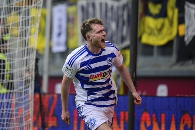 3 Liga MSV Duisburg Alemannia Aachen FOR EDITORIAL PURPOSES ONLY p Soccer 3 Liga MSV Duisburg Alemannia Aachen on 29 11 25 at the Schauinsland Reisen Arena in Duisburg Goal celebration to 2 0 by Steffen Meuer Duisburg Duisburg Duisburg Copyright JakobxKlos Copyright: JakobxKlos doc83h2pen6j4l1ar18igkt ,EDITORIAL USE ONLY Copyright: JakobxKlos