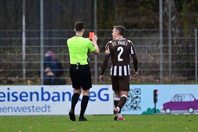 Soccer I Men I Season 2025 2026 I Regionalliga Nord I 21 Matchday I FC St Pauli II VfB Lübeck I 29 11 2025 Symbol, symbol photo, symbol image, symbolic image, image symbol, representation, signum, sample image, sample image, reference image, sample photo, stock photo, archive photo, demonstration photo, comparison image Red card and yet no red card Norderstedt Edmund Plambeck Stadion, Ochsenzoller Str 58 22848 Norderstedt Schleswig Holstein Germany Copyright: xLobeca FelixxSchlikisx