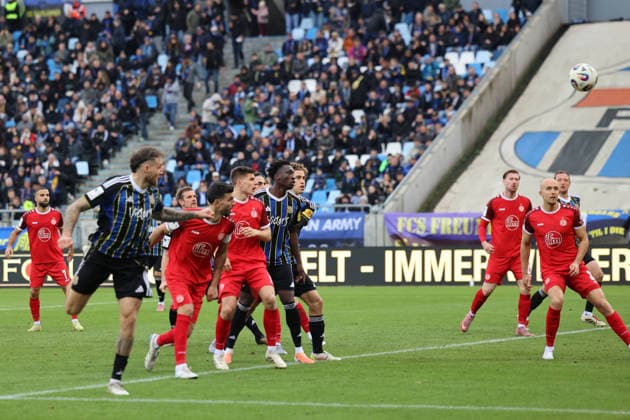 29 11 2025, Football, Men, 3 League, Season 2025 2026, 1 FC Saarbrücken Rot Weiss Essen, Header to 1 0, Goalscorer Patrick Schmidt 1 FC Saarbruecken Saarbrücken Ludwigsparkstadion Saarland Germany DEU Copyright: xSebastianxBachx