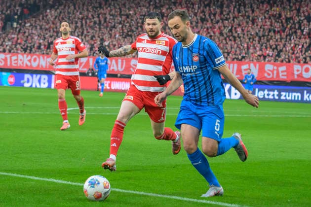 in the picture from l Oliver Burke 1 FC Union , Benedikt Gimber FCH, 05 , duel, action, fight, fights for the ball, Action, duels, fighting for the ball, GER, Berlin, 1 FC Union Berlin vs 1 FC Heidenheim 1846, 1 Bundesliga, Football, DFB, Season 2025 2026, Alte Foersterei, Matchday 12, DFB DFL REGULATIONS PROHIBIT ANY USE OF PHOTOGRAPHS AS IMAGE SEQUENCES AND OR QUASI VIDEO, 29 11 25, Copyright: HMBxMedia UwexKoch