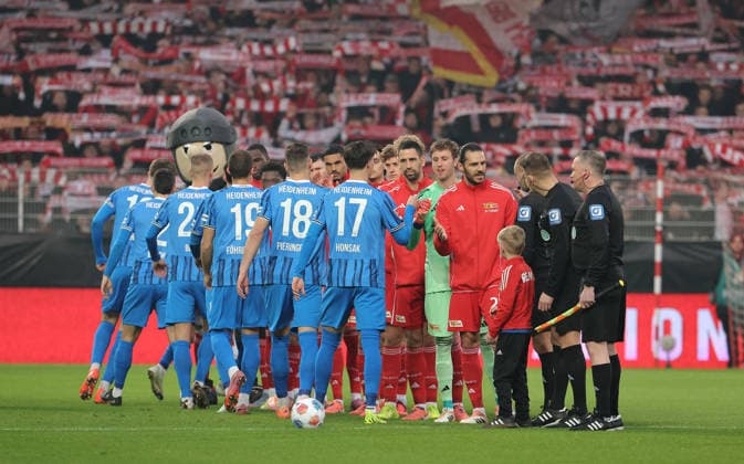 Welcome of the teams before the start of the match Sport Football Soccer Bundesliga Men DFL 12 Matchday Season 2025 2026 29 11 2025 1 FC Union Berlin FCU vs 1 FC Heidenheim FCH DFL regulations prohibit any use of photographs as image sequences and or quasi video