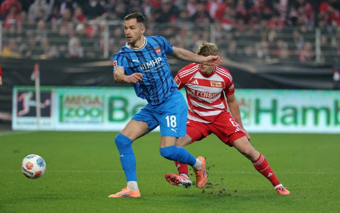 Marvin Pieringer on the ball, Aljoscha Kemlein duel Match scene Action Sport Football Soccer Bundesliga Men DFL 12 Matchday Season 2025 2026 29 11 2025 1 FC Union Berlin FCU vs 1 FC Heidenheim FCH DFL regulations prohibit any use of photographs as image sequences and or quasi video