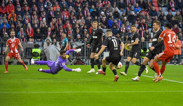 29 11 2025, xemx, Football 1 Bundesliga, FC Bayern Muenchen FC St Pauli v l Konrad Laimer FC Bayern Muenchen , Nikola Vasilj FC St Pauli , Arkadiusz Pyrka FC St Pauli , Hauke Wahl FC St Pauli , Luis Diaz FC Bayern Muenchen DFL DFB REGULATIONS PROHIBIT ANY USE OF PHOTOGRAPHS as IMAGE SEQUENCES and or QUASI VIDEO Muenchen