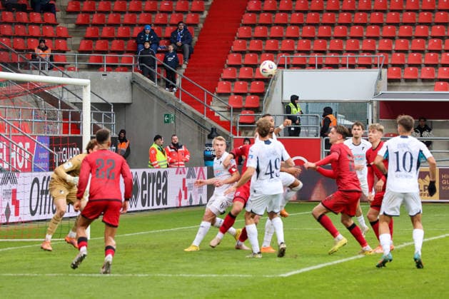 again and again the Schanzer appear in front of goalkeeper Lukas Petersson TSG Hoffenheim II, No. 1, but without any major chances worth mentioning in the match FC Ingolstadt 04 vs TSG Hoffenheim II, Football on 29 11 2025, DFB regulations prohibit any use of photographs as image sequences and or quasi video GER, Football, 3 Liga, Matchday 16, 1 FC Ingolstadt vs TSG Hoffenheim II, Football, 29 11 2025, Audi Sportpark Ingolstadt Copyright: xEibner-Pressefoto OliverxSTRISCHx EP-OSH