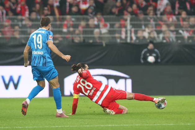 29 11 2025, xtgx, Soccer 1 Bundesliga, 1 FC Union Berlin 1 FC Heidenheim emspor, v l Jonas Foehrenbach Föhrenbach, Heidenheim, 19 , Christopher Trimmel Union Berlin, 28 DFL DFB REGULATIONS PROHIBIT ANY USE OF PHOTOGRAPHS as IMAGE SEQUENCES and or QUASI VIDEO Berlin