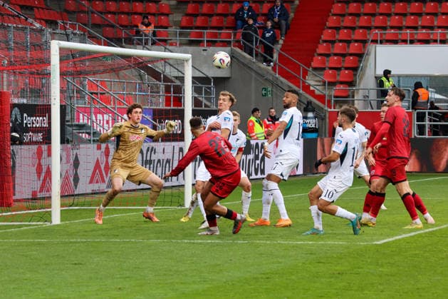 Marcel Costly FC Ingolstadt 04, Nr 22 tries here from the turn, but fails against goalkeeper Lukas Petersson TSG Hoffenheim II, Nr 1 at the match FC Ingolstadt 04 vs TSG Hoffenheim II, Soccer on 29 11 2025, DFB regulations prohibit any use of photographs as image sequences and or quasi video GER, Soccer, 3 Liga, Matchday 16, 1 FC Ingolstadt vs TSG Hoffenheim II, Soccer, 29 11 2025, Audi Sportpark Ingolstadt Copyright: xEibner-Pressefoto OliverxSTRISCHx EP-OSH