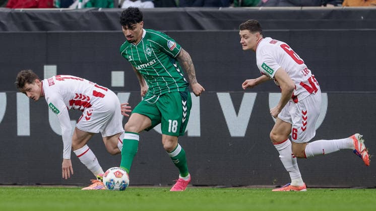 from left Alessio Castro Montes 1 FC Köln, 17 , Cameron Puertas SV Werder Bremen, 18 and Jakub Kaminski 1 FC Köln, 16 in duel, duel, dynamics, action, action, game scene, THE DFL GUIDELINES PROHIBIT ANY USE OF PHOTOGRAPHS AS IMAGE SEQUENCES AND OR QUASI VIDEO DFL REGULATIONS PROHIBIT ANY USE OF PHOTOGRAPHS AS IMAGE SEQUENCES AND OR QUASI VIDEO , 29 11 2025, Bremen Germany , Football, Bundesliga, SV Werder Bremen 1 FC Köln xobx