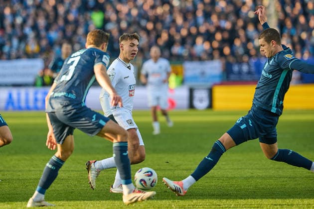 Siemen Voet TSV 1860 Muenchen, 03 , Max Scholze SSV Ulm 1846, 28, Max Reinthaler TSV 1860 Muenchen, 16 GER, SSV Ulm 1846 vs TSV 1860 Muenchen, Football, Men, 3 Liga, 16 Matchday, Season 2025 2026, 29 11 2025 DFL, DFB regulations prohibit any use of photographs as image sequences and or quasi video GER, SSV Ulm 1846 vs TSV 1860 Muenchen, Fußball, Herren, 3 Liga, 16 Spieltag, Spielzeit 2025 2026, 29 11 2025 Ulm Copyright: xEibner-Pressefoto GeraldxOelze-dexStoppanyx EP_ODS