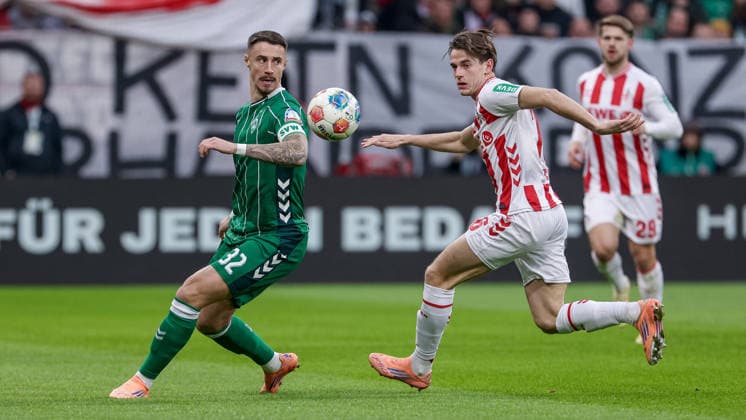 from left Marco Friedl SV Werder Bremen, 32 and Jakub Kaminski 1 FC Köln, 16 in a duel, dynamic, action, action, match scene, THE DFL GUIDELINES PROHIBIT ANY USE OF PHOTOGRAPHS AS IMAGE SEQUENCES AND OR QUASI VIDEO DFL REGULATIONS PROHIBIT ANY USE OF PHOTOGRAPHS AS IMAGE SEQUENCES AND OR QUASI VIDEO , 29 11 2025, Bremen Germany , Football, Bundesliga, SV Werder Bremen 1 FC Köln xobx