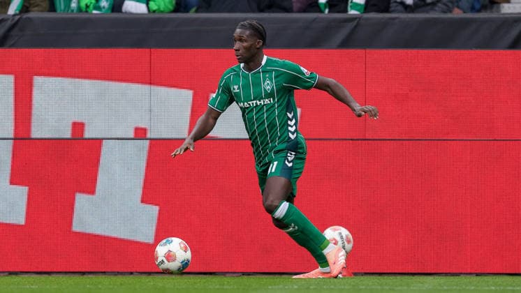 Karim Coulibaly SV Werder Bremen, 31 on the ball, cropped, single image, full body, action, action, match scene, THE DFL REGULATIONS PROHIBIT ANY USE OF PHOTOGRAPHS AS IMAGE SEQUENCES AND OR QUASI VIDEO DFL REGULATIONS PROHIBIT ANY USE OF PHOTOGRAPHS AS IMAGE SEQUENCES AND OR QUASI VIDEO , 29 11 2025, Bremen Germany , Football, Bundesliga, SV Werder Bremen 1 FC Köln xobx