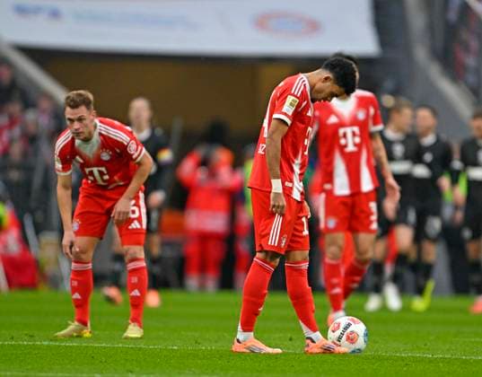 29 11 2025, Soccer Bundesliga 2025 2026, Matchday 12, FC Bayern Munich FC St Pauli, in the Allianz Arena Munich, Luis Diaz FC Bayern Munich hangs his head DFL and DFB regulations prohibit any use of photographs as image sequences and or quasi video