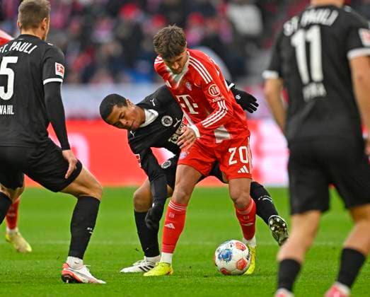 29 11 2025, Soccer Bundesliga 2025 2026, Matchday 12, FC Bayern Munich FC St Pauli, at the Allianz Arena Munich, Tom Bischof Bayern Munich prevails DFL and DFB regulations prohibit any use of photographs as image sequences and or quasi video