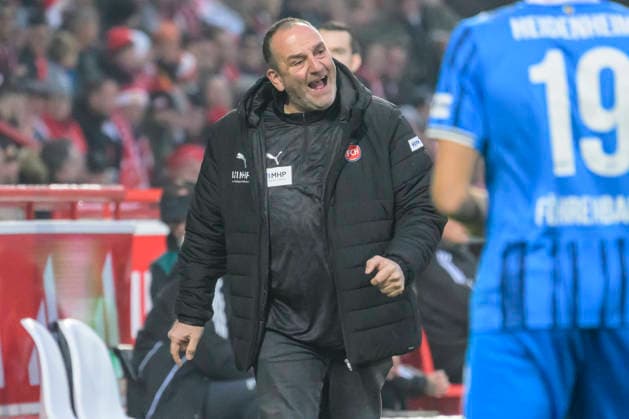 in the picture from l Frank Schmidt FCH, Coach , GER, Berlin, 1 FC Union Berlin vs 1 FC Heidenheim 1846, 1 Bundesliga, Football, DFB, Season 2025 2026, Alte Foersterei, Matchday 12, DFB DFL REGULATIONS PROHIBIT ANY USE OF PHOTOGRAPHS AS IMAGE SEQUENCES AND OR QUASI VIDEO, 29 11 25, Copyright: HMBxMedia UwexKoch