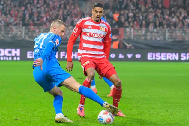 in the picture from l Adrian Beck FCH, 21 , Danilho Doekhi 1 FC Union , duel, action, fight, fights for the ball, Action, duels, fighting for the ball, GER, Berlin, 1 FC Union Berlin vs 1 FC Heidenheim 1846, 1 Bundesliga, Football, DFB, Season 2025 2026, Alte Foersterei, Matchday 12, DFB DFL REGULATIONS PROHIBIT ANY USE OF PHOTOGRAPHS AS IMAGE SEQUENCES AND OR QUASI VIDEO, 29 11 25, Copyright: HMBxMedia UwexKoch