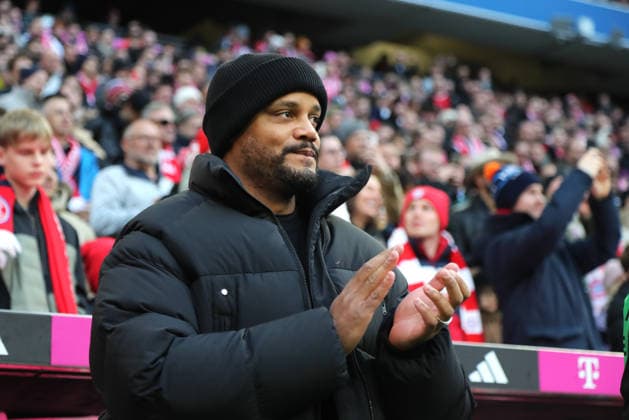Football, Men, Bundesliga, Season 2025 2026, FC Bayern Munich FC St Pauli, Allianz Arena Vincent Kompany, Coach FC Bayern Munich standing, clapping, clapping, applause, hands DFB, DFL regulations prohibit any use of photographs as image sequences and or quasi video