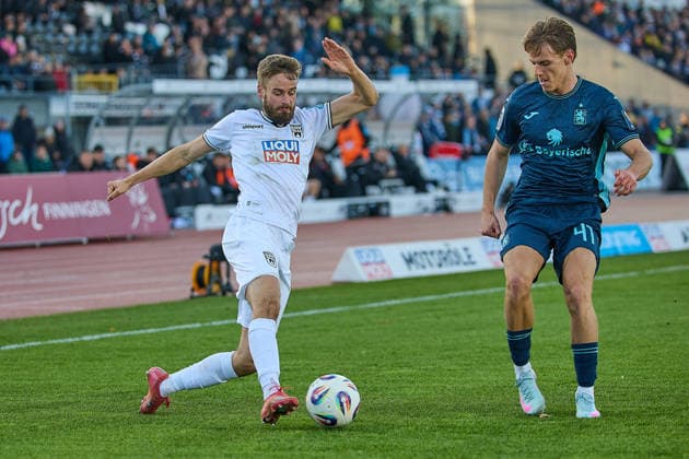 Duel, duel between Lucas Roeser SSV Ulm 1846, 09 , Clemens Lippmann TSV 1860 Muenchen, 41 GER, SSV Ulm 1846 vs TSV 1860 Muenchen, Football, Men, 3 Liga, Matchday 16, Season 2025 2026, 29 11 2025 DFL, DFB regulations prohibit any use of photographs as image sequences and or quasi video GER, SSV Ulm 1846 vs TSV 1860 Muenchen, Fußball, Herren, 3 Liga, 16 Spieltag, Spielzeit 2025 2026, 29 11 2025 Ulm Copyright: xEibner-Pressefoto GeraldxOelze-dexStoppanyx EP_ODS
