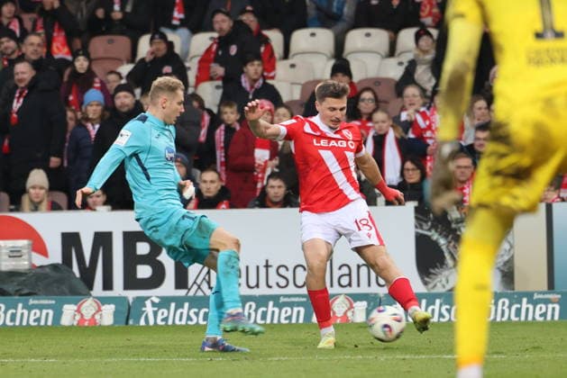 18 Tim Kloss Cologne, l , 18 Erik Engelhardt Energie Cottbus Football 3 League 2025 2026 FC Energie Cottbus FC Viktoria Cologne