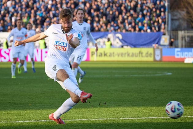 Goal kick Lucas Roeser SSV Ulm 1846, 09 GER, SSV Ulm 1846 vs TSV 1860 Muenchen, Football, Men, 3 Liga, Matchday 16, Match 2025 2026, 29 11 2025 DFL, DFB regulations prohibit any use of photographs as image sequences and or quasi video GER, SSV Ulm 1846 vs TSV 1860 Muenchen, Football, Men, 3 Liga, Matchday 16, Match 2025 2026, 29 11 2025 Ulm Copyright: xEibner-Pressefoto GeraldxOelze-dexStoppanyx EP_ODS