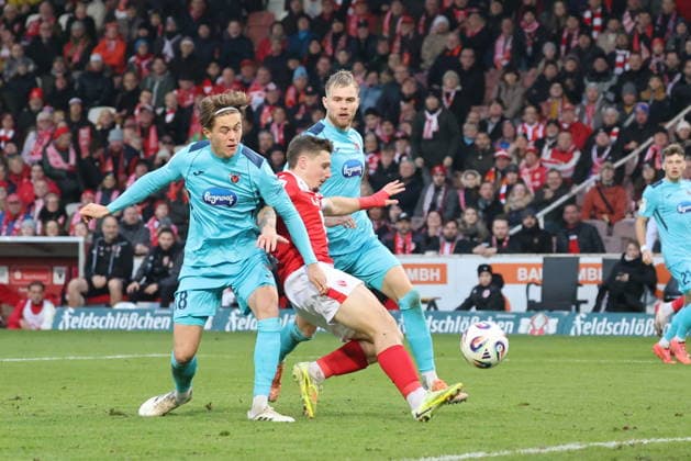 18 Erik Engelhardt Energie Cottbus M in duel with 18 Tim Kloss Cologne, l Football 3 Liga 2025 2026 FC Energie Cottbus FC Viktoria Köln
