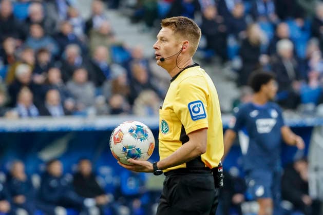 Referee Christian Dingert , Germany, Football, 1 Bundesliga, Matchday 12, 2025 2026, TSG Hoffenheim vs FC Augsburg, 29 11 2025, PreZero Arena, Sinsheim, Germany Sinsheim PreZero Arena Baden Württemberg Germany Copyright: xGrantxHubbsx